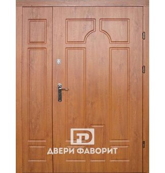недорогая дверь с боковой вставкой и отделкой МДФ, дверная ручка на планке